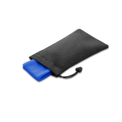 BERNAL. Toalha de desporto refrescante em poliéster reciclado (100 rPET) com bolsa em non-woven